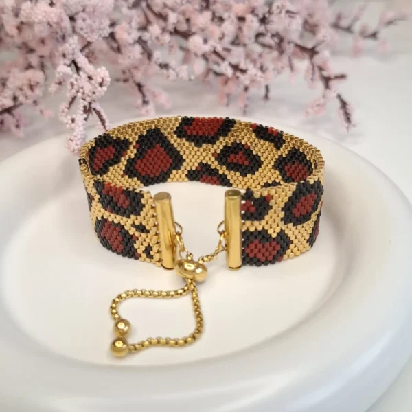 Ručno rađena LEO narukvica leopard uzorka od Miyuki perlica u peyote tehnici sa zlatnim detaljima i podesivom kopčom od kirurškog čelika.